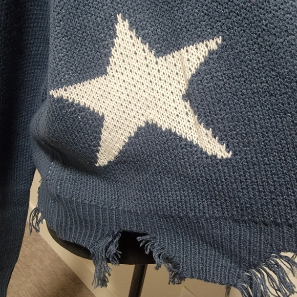 Cropped Star Sweater in Navy Blue Size Large - Picture 3 of 3